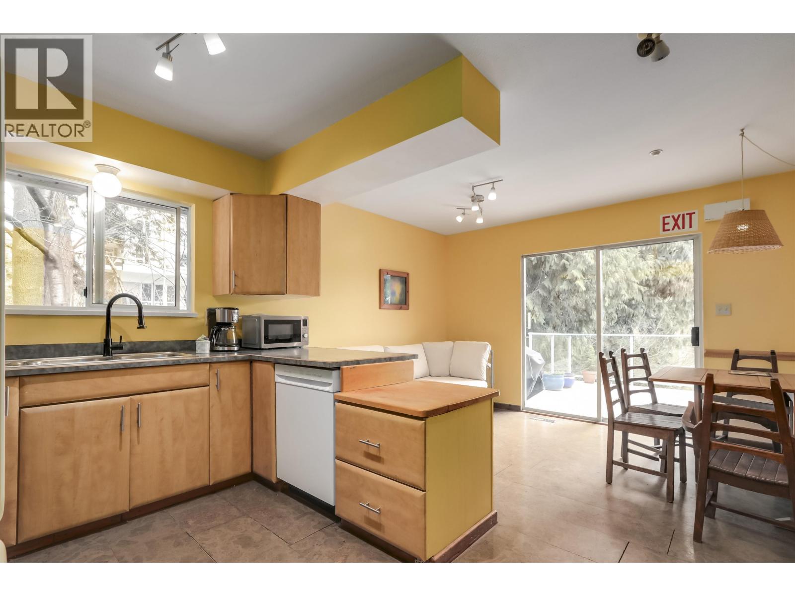 229 W 22nd Street, North Vancouver, British Columbia  V7M 2A2 - Photo 8 - R3107292