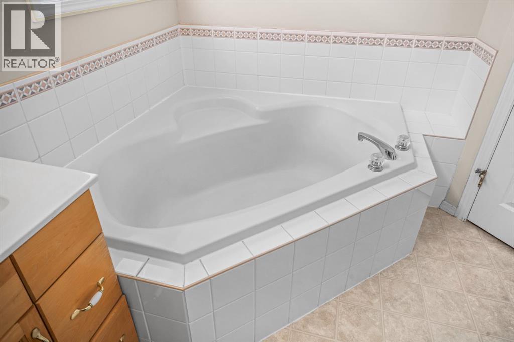 136 Morris, Canmore, Alberta  T1W 2W6 - Photo 16 - A2300455