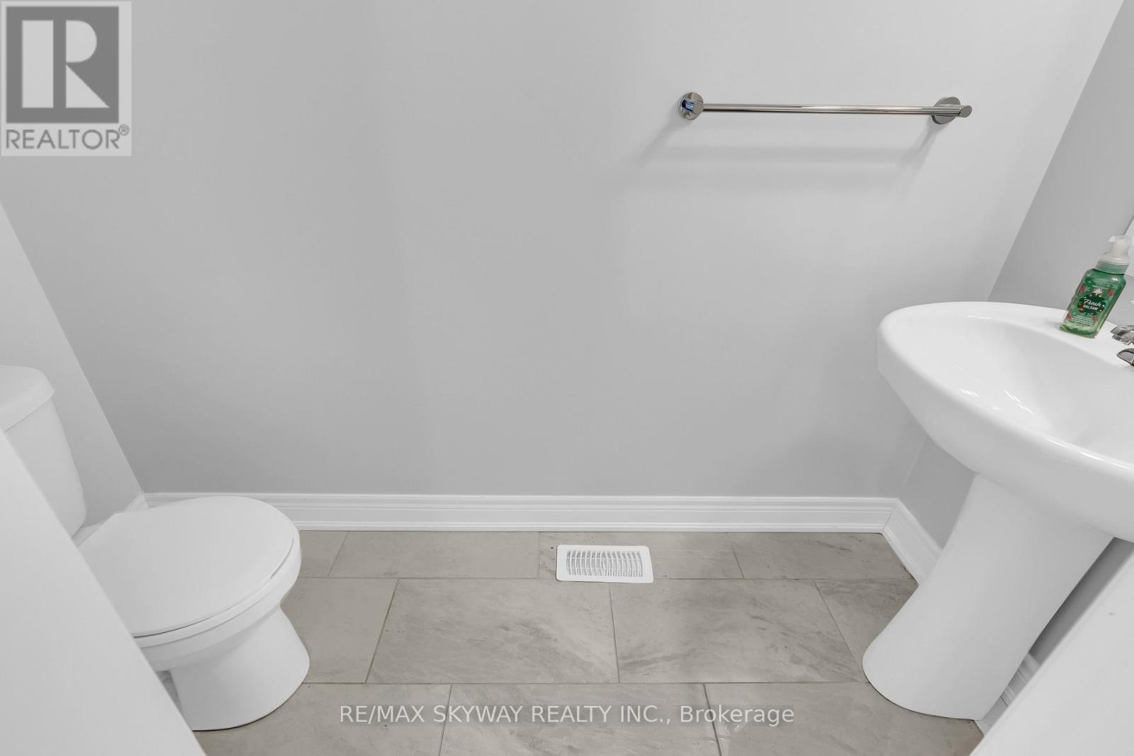 27 Monarch Street, Welland, Ontario  L3C 0E6 - Photo 17 - X12982546