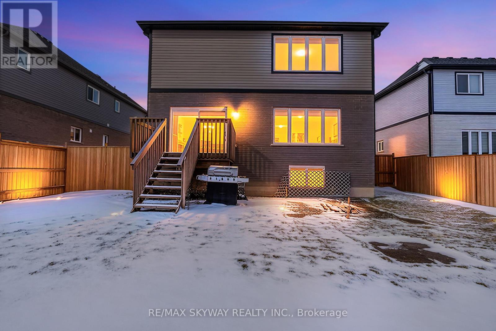 27 Monarch Street, Welland, Ontario  L3C 0E6 - Photo 3 - X12982546