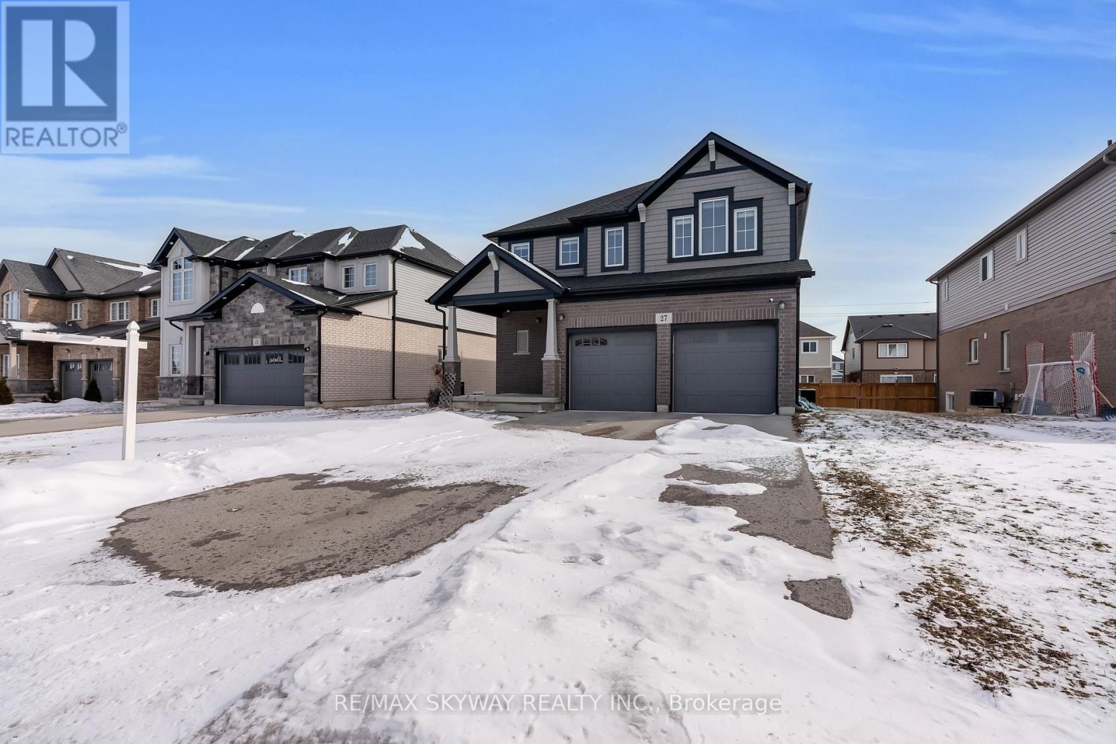 27 Monarch Street, Welland, Ontario  L3C 0E6 - Photo 4 - X12982546