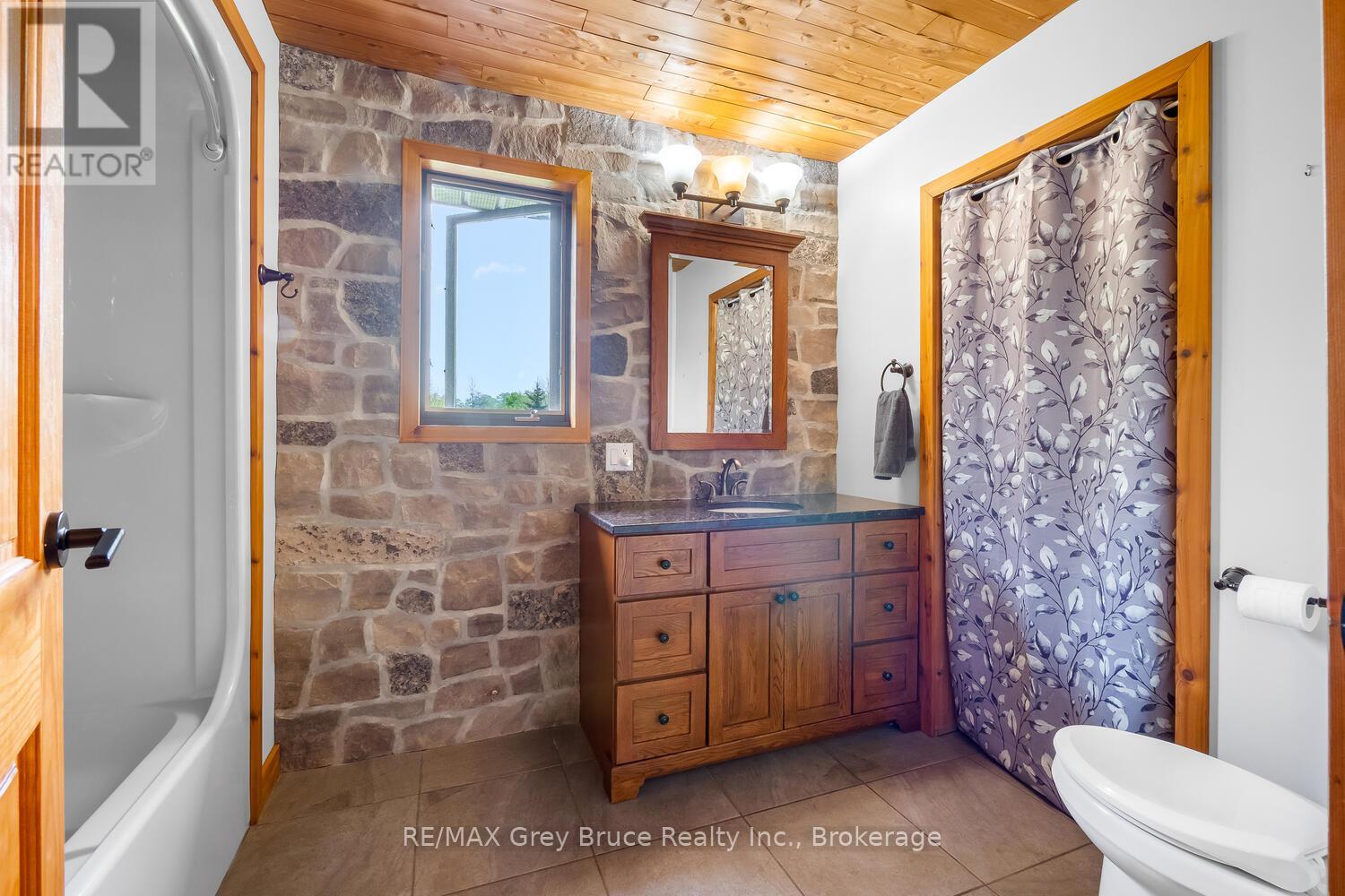 1033 Bruce Road 9, South Bruce Peninsula, Ontario  N0H 2T0 - Photo 21 - X12749326