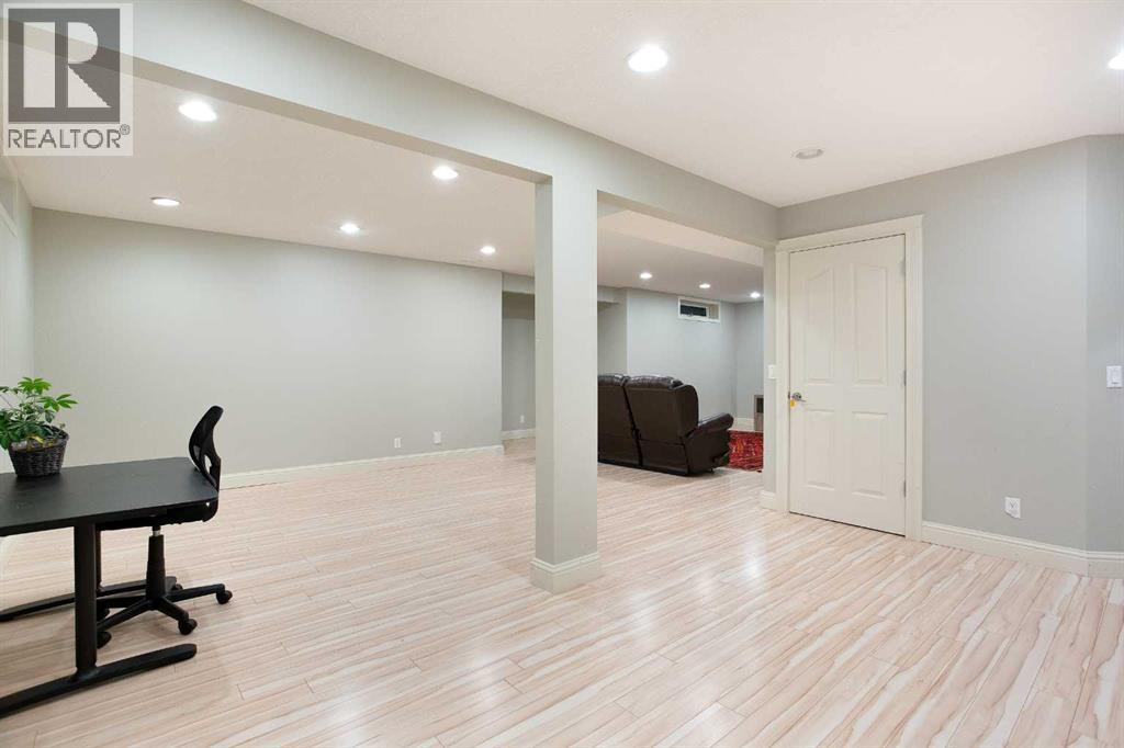 90 Discovery Ridge Road SW, Calgary, Alberta  T3H 4R4 - Photo 38 - A2293743