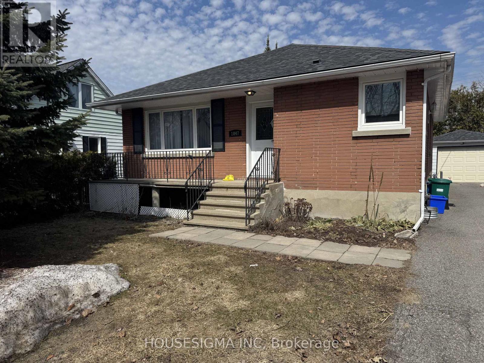 1047 Richard Avenue, Ottawa, Ontario  K1H 8C3 - Photo 2 - X12982854