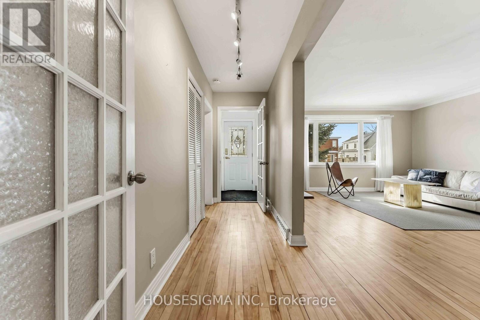 1047 Richard Avenue, Ottawa, Ontario  K1H 8C3 - Photo 3 - X12982854