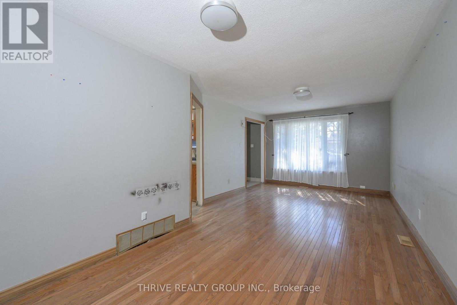 Photo 11 of 31 for 81 Beechbank Crescent