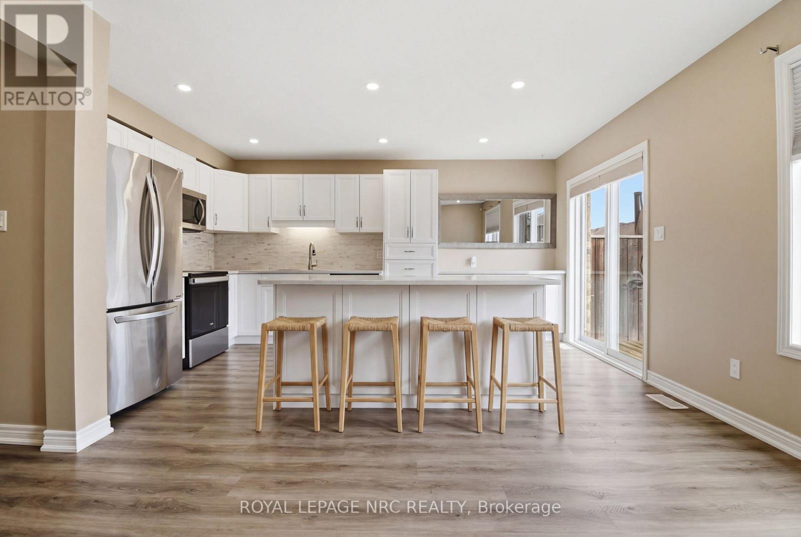 323 Silverwood Avenue, Welland, Ontario  L3C 0C5 - Photo 4 - X12977986