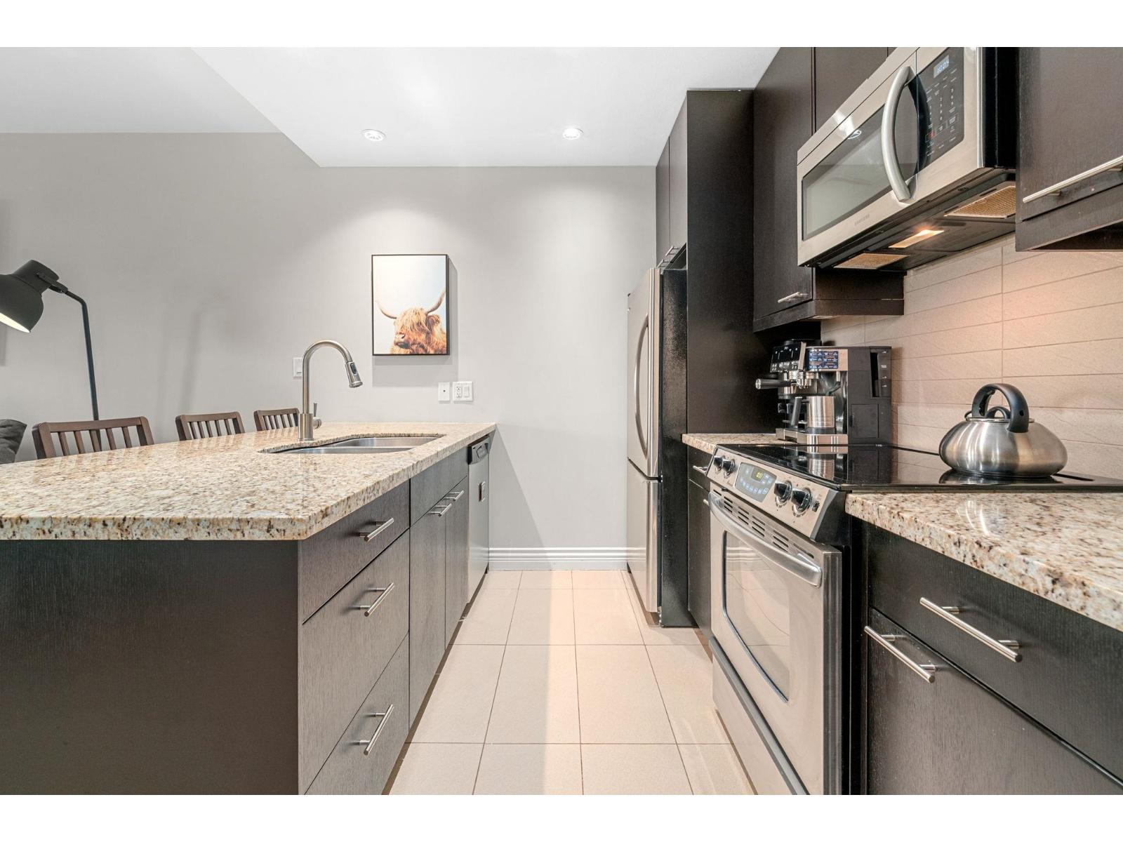 203 2970 King George Boulevard, Surrey, British Columbia  V4P 0E6 - Photo 3 - R3109455