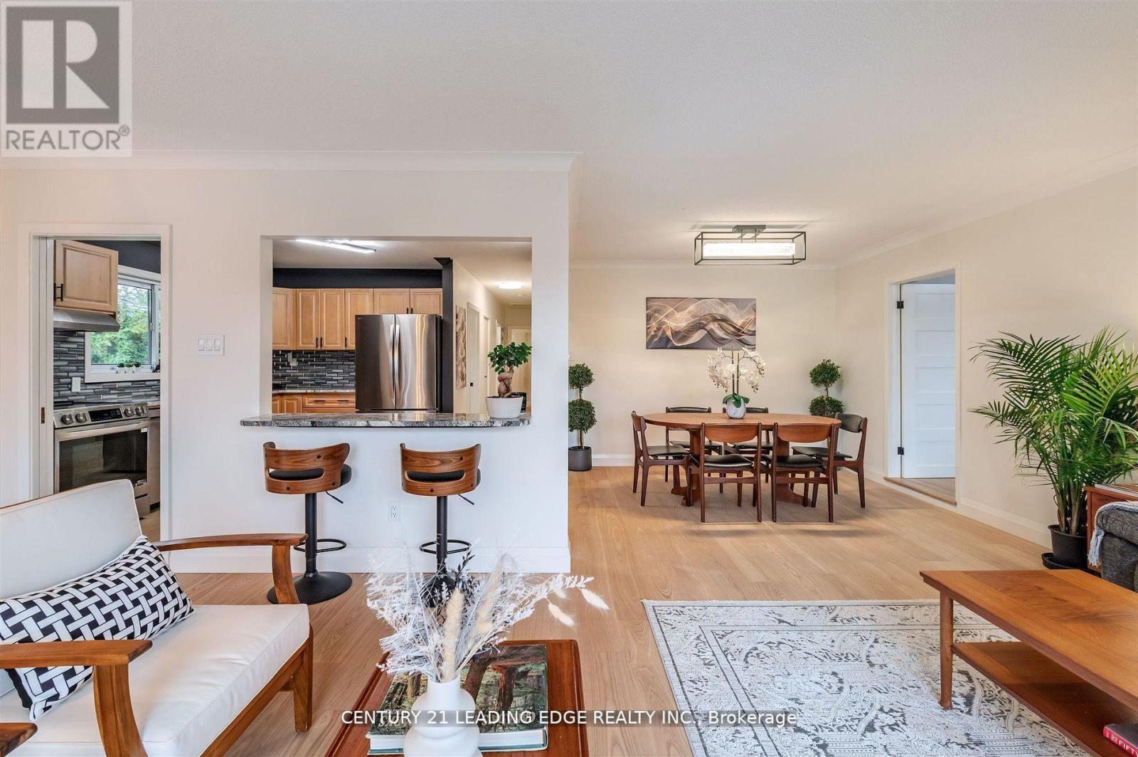 112 Wyndcliff Crescent, Toronto, Ontario  M4A 2K3 - Photo 10 - C12982906