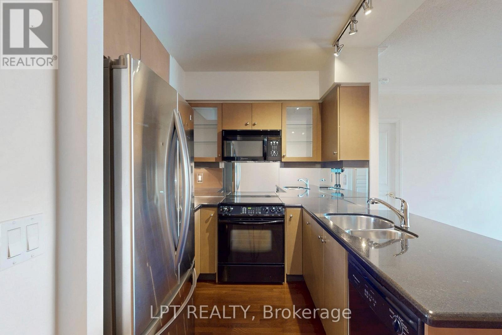 1011 - 10 Delisle Avenue, Toronto, Ontario  M4V 3C6 - Photo 3 - C12982980