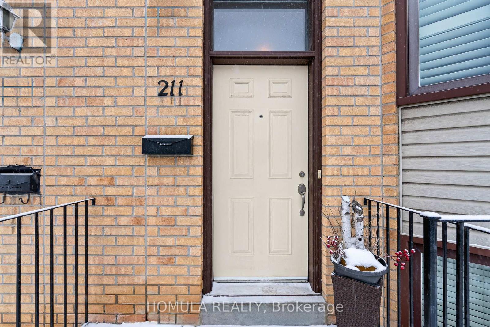 211 Woodbridge Avenue, Vaughan, Ontario L4L 2T1 - Photo 2 - N12982950