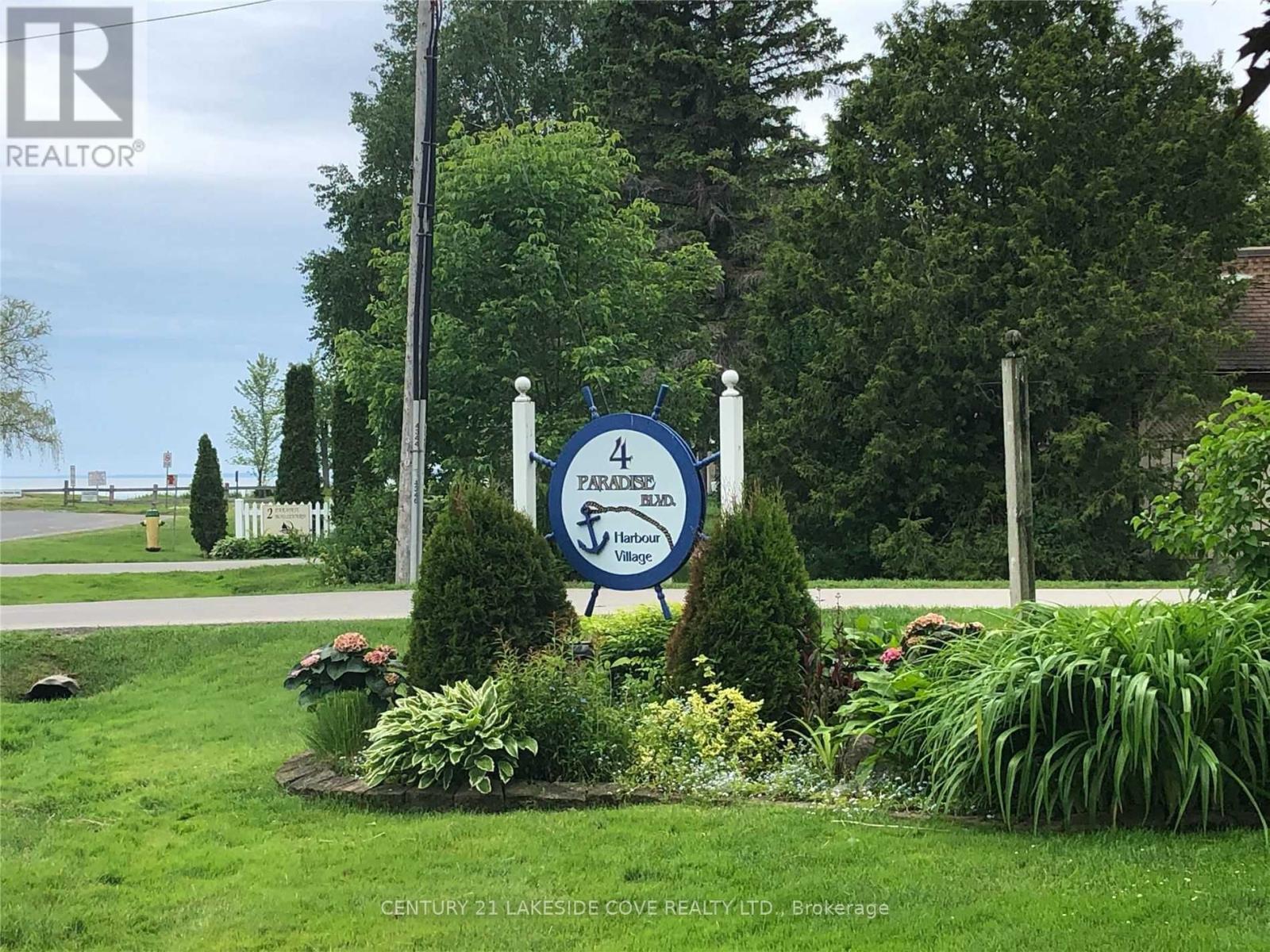 Unit 4 - 4 Paradise Boulevard, Ramara, Ontario  L0K 1B0 - Photo 3 - S12982464