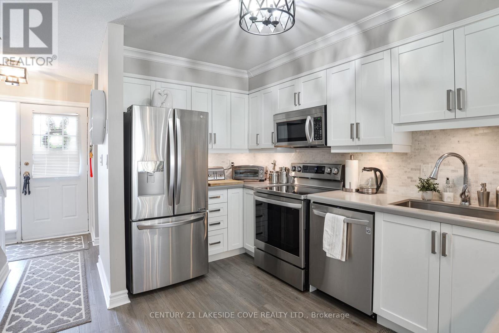 Unit 4 - 4 Paradise Boulevard, Ramara, Ontario  L0K 1B0 - Photo 9 - S12982464