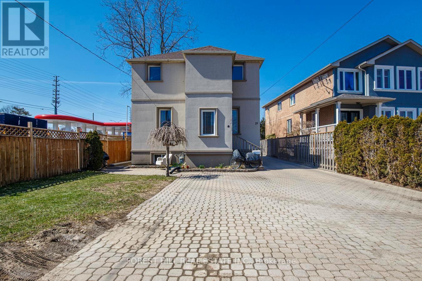 19 Troy Street, Mississauga, Ontario  L5G 1S6 - Photo 2 - W12982814