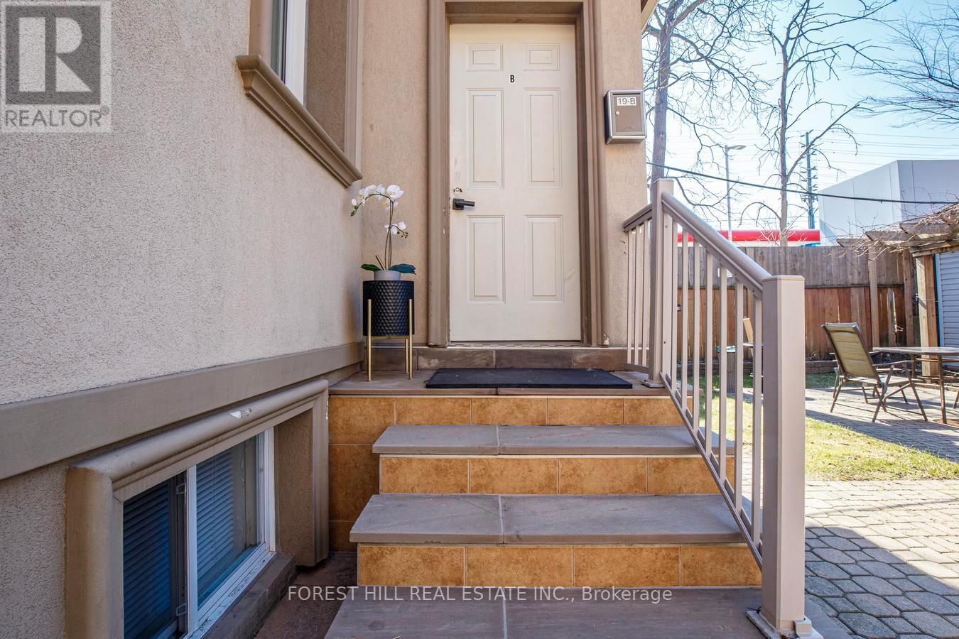 19 Troy Street, Mississauga, Ontario  L5G 1S6 - Photo 3 - W12982814