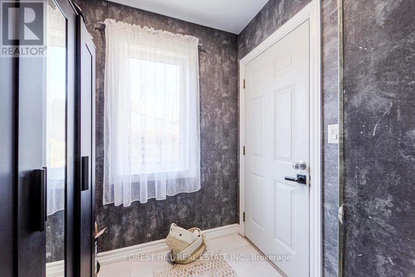 19 Troy Street, Mississauga, Ontario  L5G 1S6 - Photo 4 - W12982814