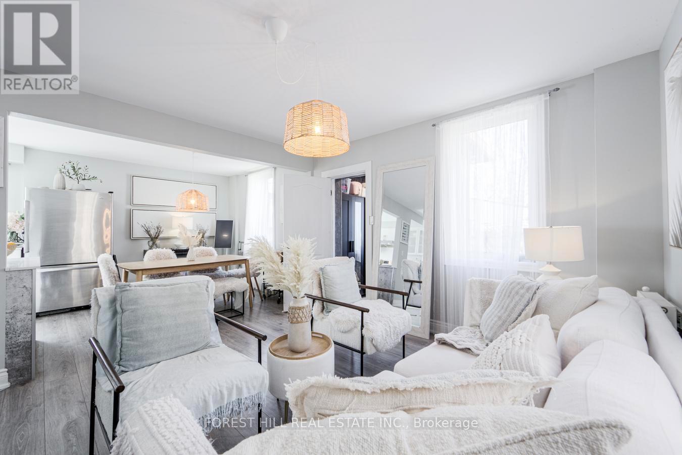 19 Troy Street, Mississauga, Ontario  L5G 1S6 - Photo 5 - W12982814