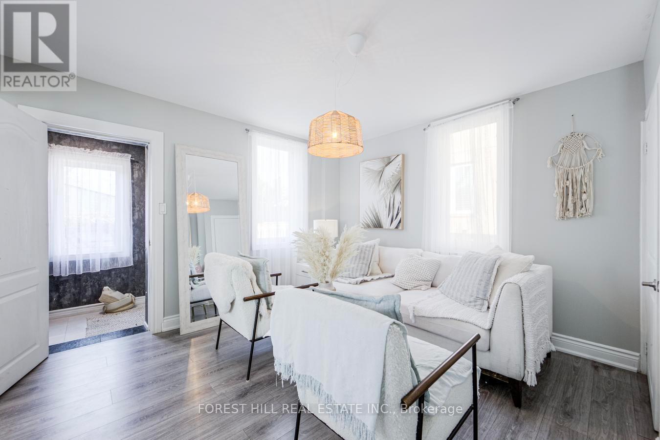 19 Troy Street, Mississauga, Ontario  L5G 1S6 - Photo 6 - W12982814