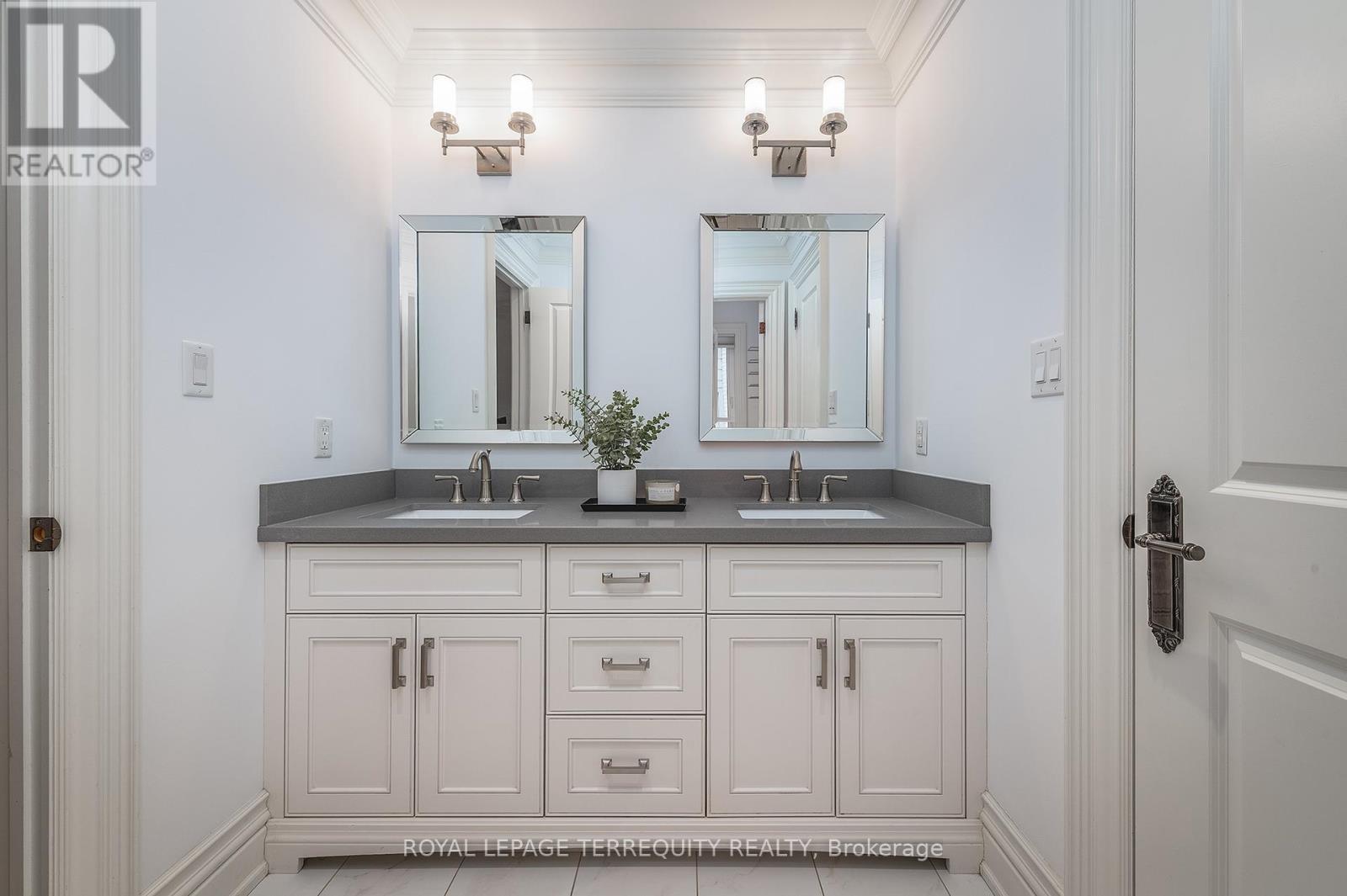 11 Chestnut Hills Parkway, Toronto, Ontario  M9A 3P7 - Photo 34 - W12982828