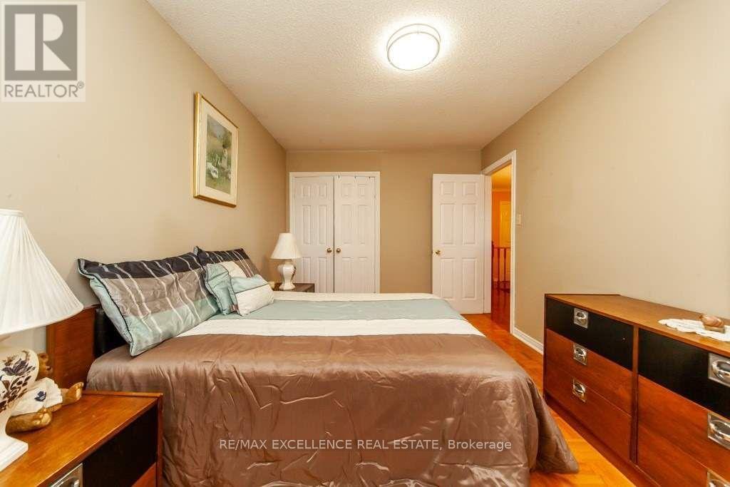 30 Ballycastle Crescent, Brampton, Ontario  L6Z 2T6 - Photo 11 - W12982874