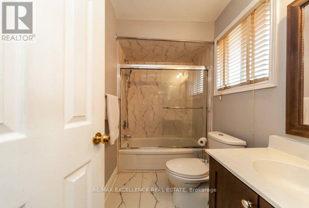 30 Ballycastle Crescent, Brampton, Ontario  L6Z 2T6 - Photo 13 - W12982874