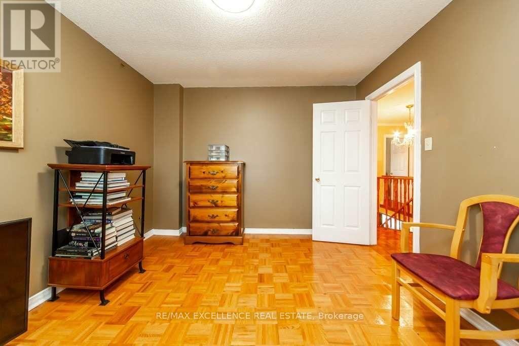 30 Ballycastle Crescent, Brampton, Ontario  L6Z 2T6 - Photo 7 - W12982874