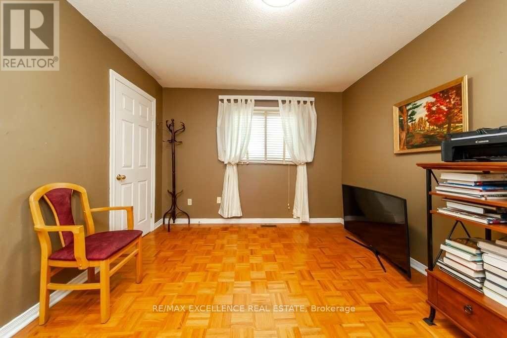30 Ballycastle Crescent, Brampton, Ontario  L6Z 2T6 - Photo 8 - W12982874