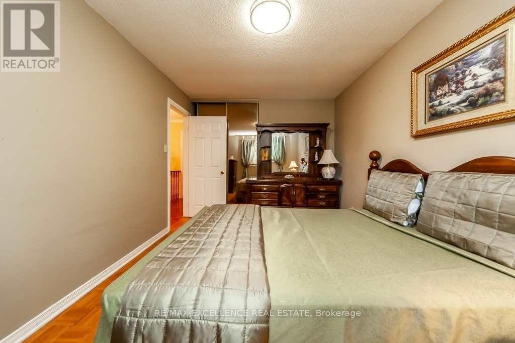 30 Ballycastle Crescent, Brampton, Ontario  L6Z 2T6 - Photo 9 - W12982874