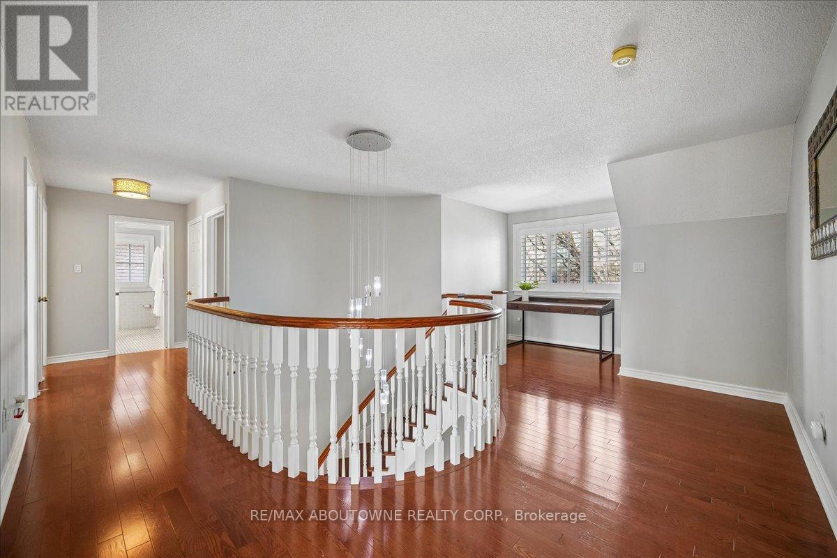 1494 The Links Drive, Oakville, Ontario  L6M 2P2 - Photo 16 - W12982924