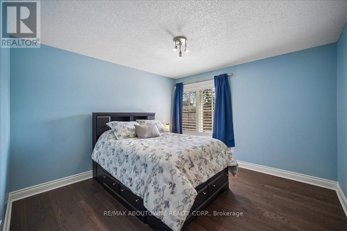 1494 The Links Drive, Oakville, Ontario  L6M 2P2 - Photo 18 - W12982924