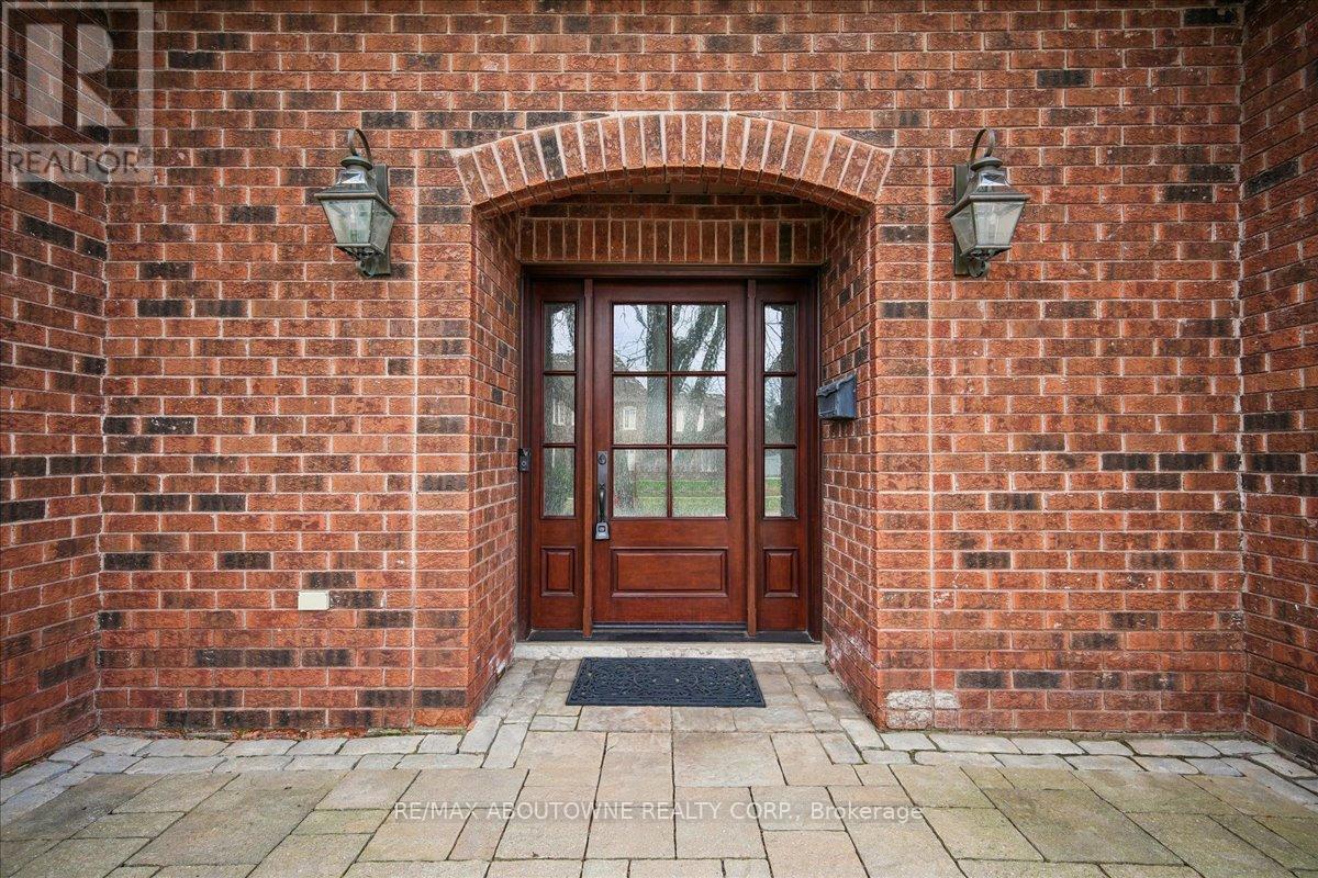 1494 The Links Drive, Oakville, Ontario  L6M 2P2 - Photo 2 - W12982924