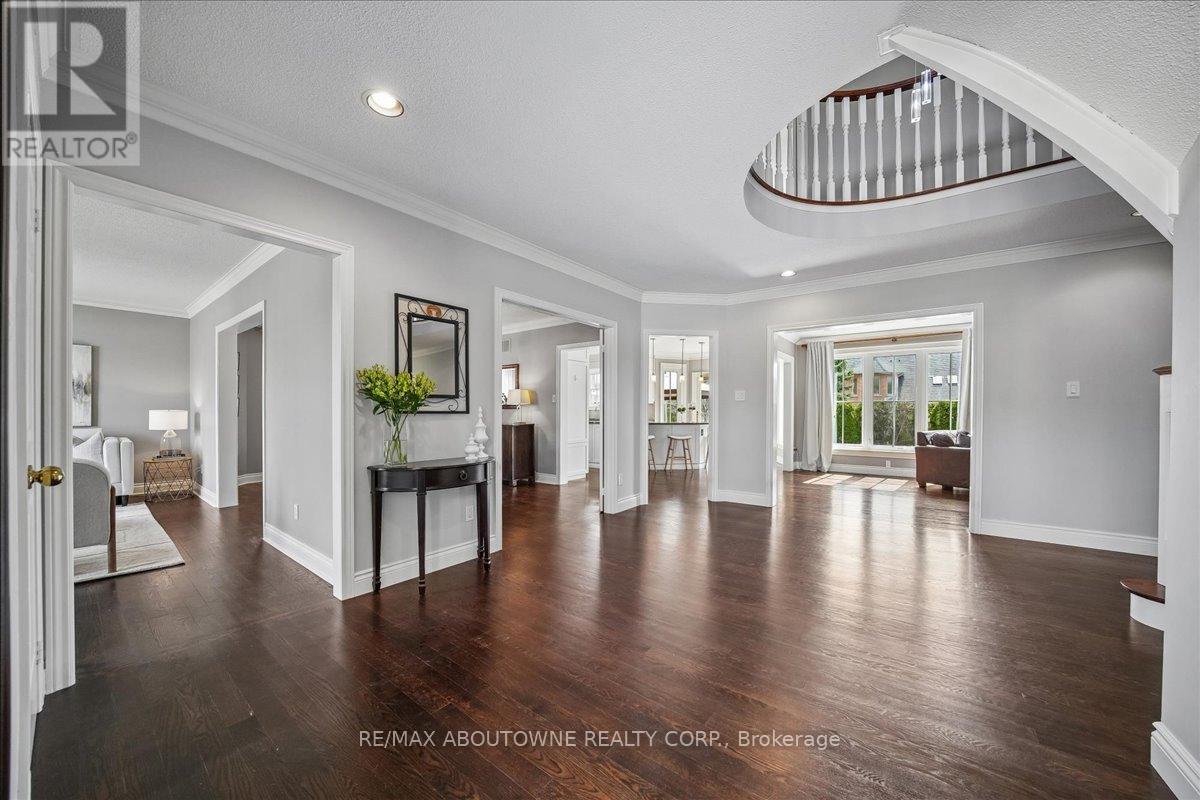 1494 The Links Drive, Oakville, Ontario  L6M 2P2 - Photo 3 - W12982924