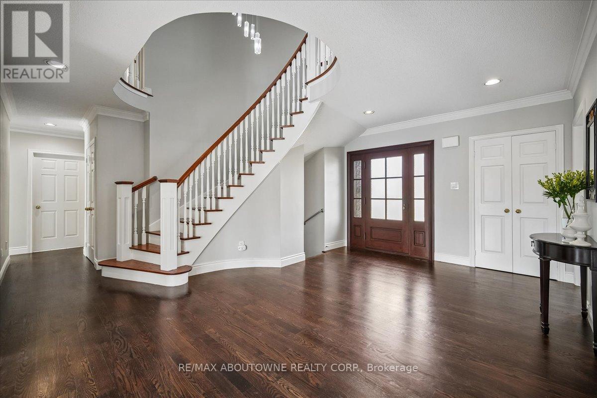 1494 The Links Drive, Oakville, Ontario  L6M 2P2 - Photo 4 - W12982924