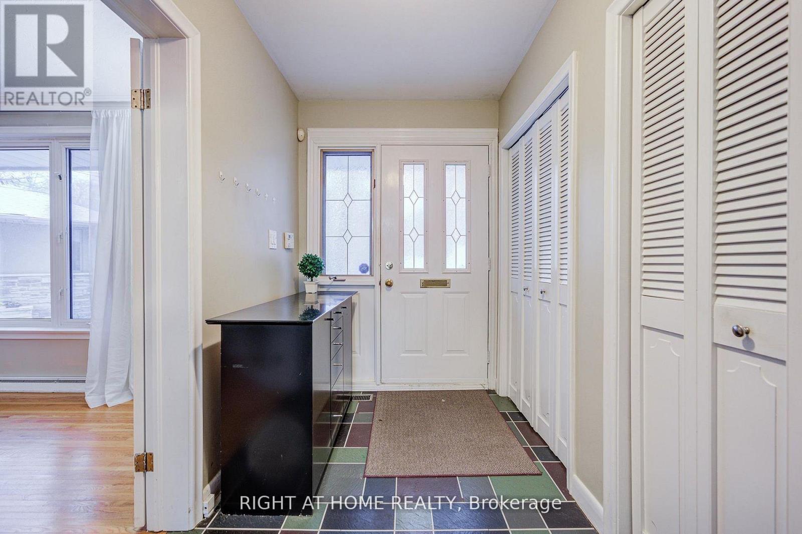 1445 Ryan Place, Mississauga, Ontario  L5C 1J7 - Photo 3 - W12982972