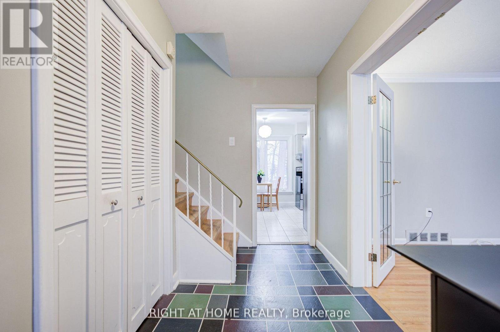 1445 Ryan Place, Mississauga, Ontario  L5C 1J7 - Photo 4 - W12982972