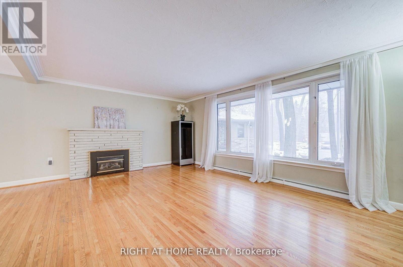 1445 Ryan Place, Mississauga, Ontario  L5C 1J7 - Photo 5 - W12982972