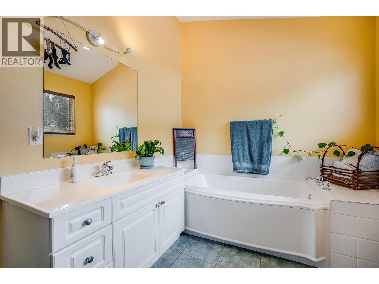 661 C Avenue, Kaslo, British Columbia  V0G 1M0 - Photo 46 - 10377055