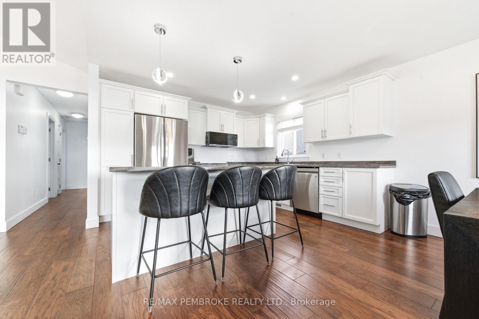 20 Liam Street, Petawawa, Ontario  K8H 0C2 - Photo 10 - X12983096