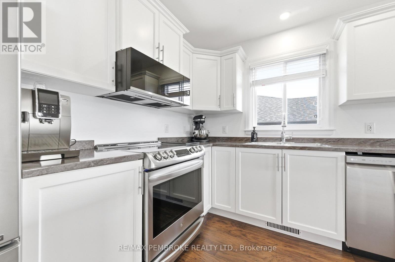 20 Liam Street, Petawawa, Ontario  K8H 0C2 - Photo 12 - X12983096