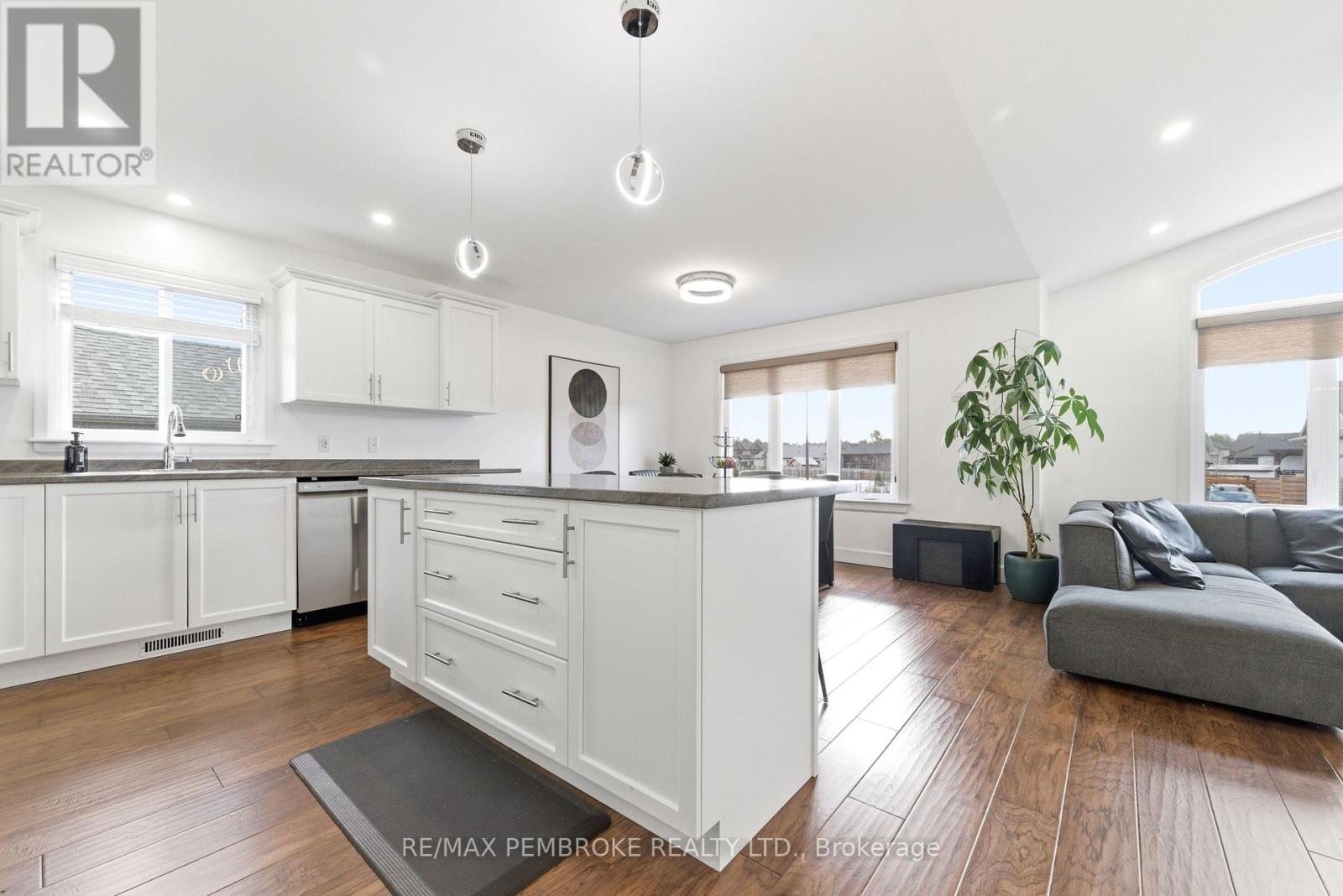 20 Liam Street, Petawawa, Ontario  K8H 0C2 - Photo 13 - X12983096