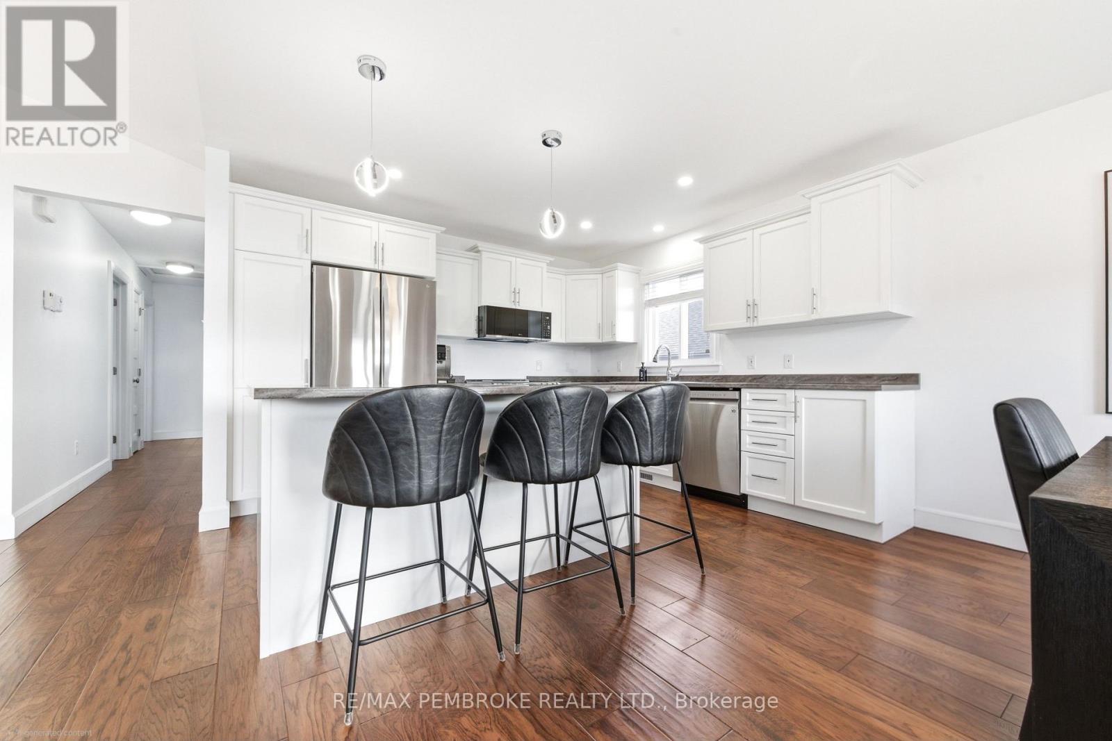 20 Liam Street, Petawawa, Ontario  K8H 0C2 - Photo 15 - X12983096