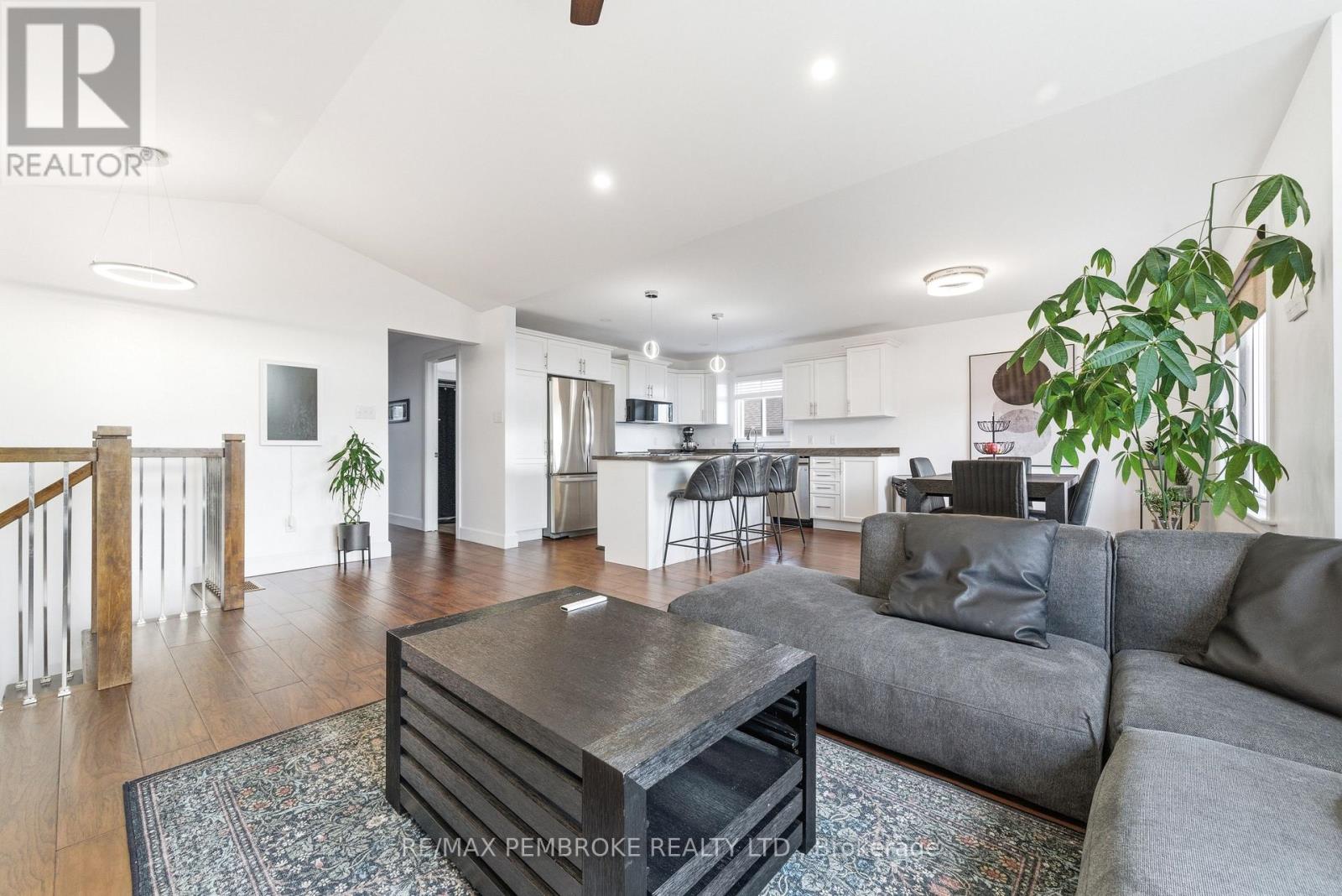 20 Liam Street, Petawawa, Ontario  K8H 0C2 - Photo 16 - X12983096