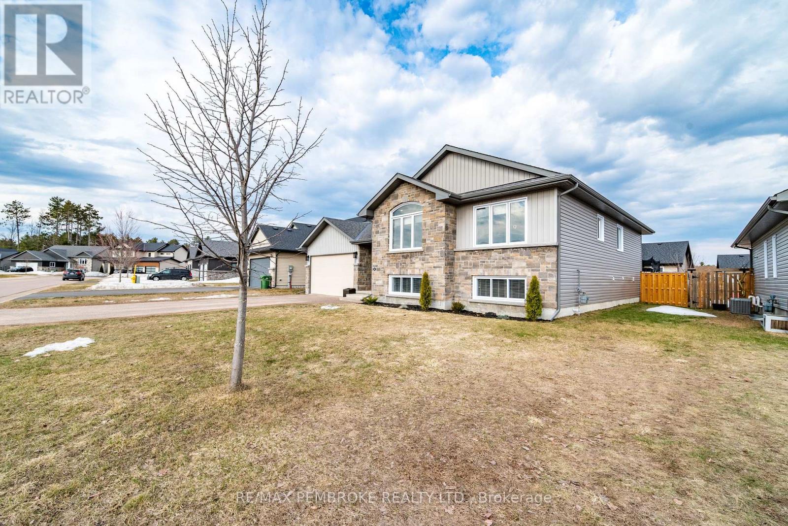 20 Liam Street, Petawawa, Ontario  K8H 0C2 - Photo 2 - X12983096