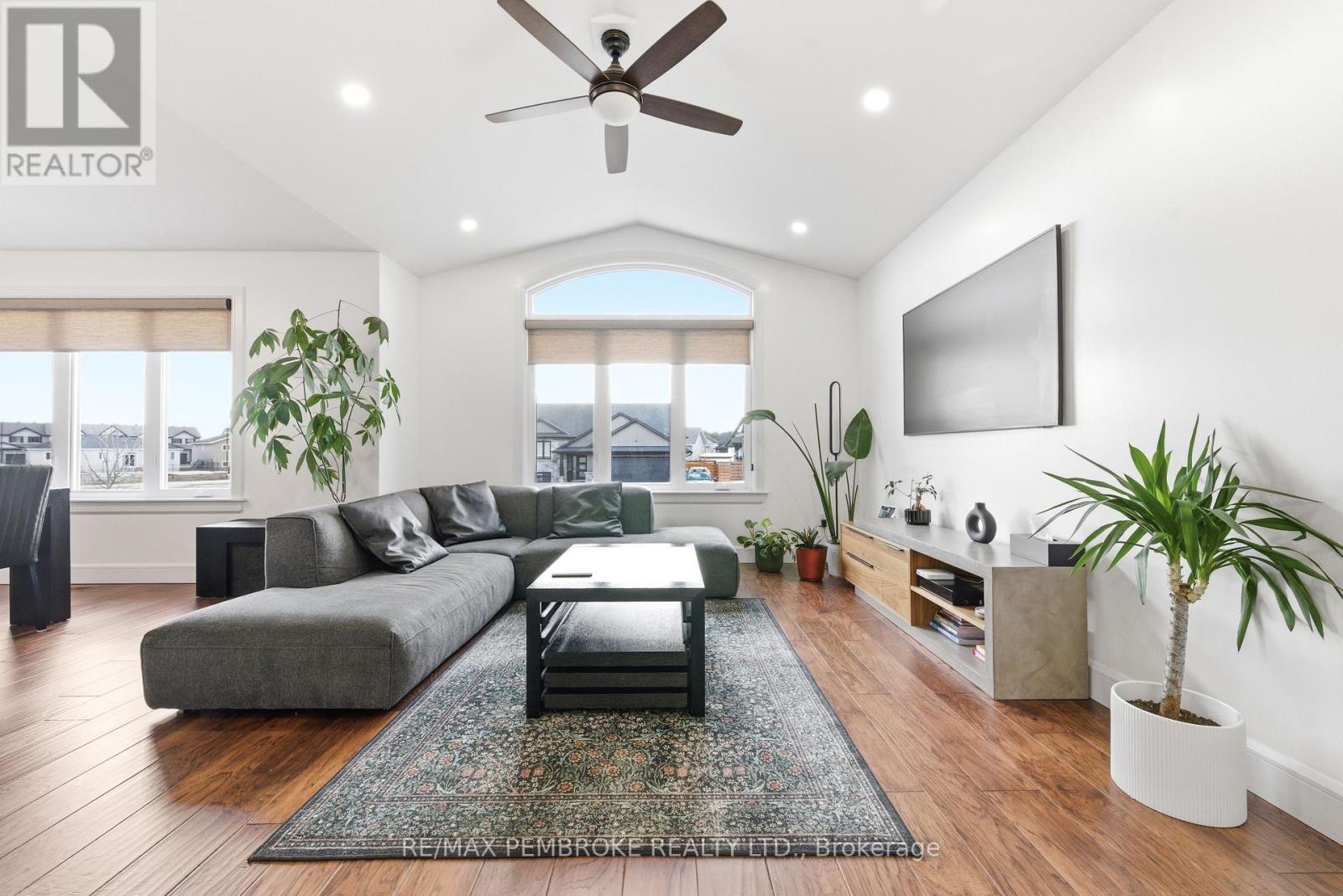 20 Liam Street, Petawawa, Ontario  K8H 0C2 - Photo 3 - X12983096