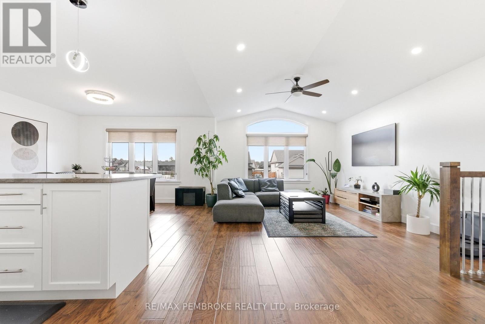 20 Liam Street, Petawawa, Ontario  K8H 0C2 - Photo 4 - X12983096