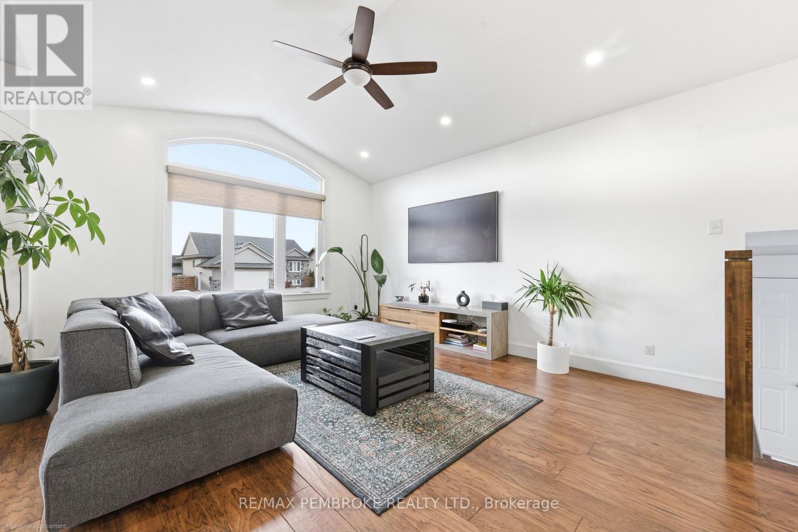 20 Liam Street, Petawawa, Ontario  K8H 0C2 - Photo 6 - X12983096