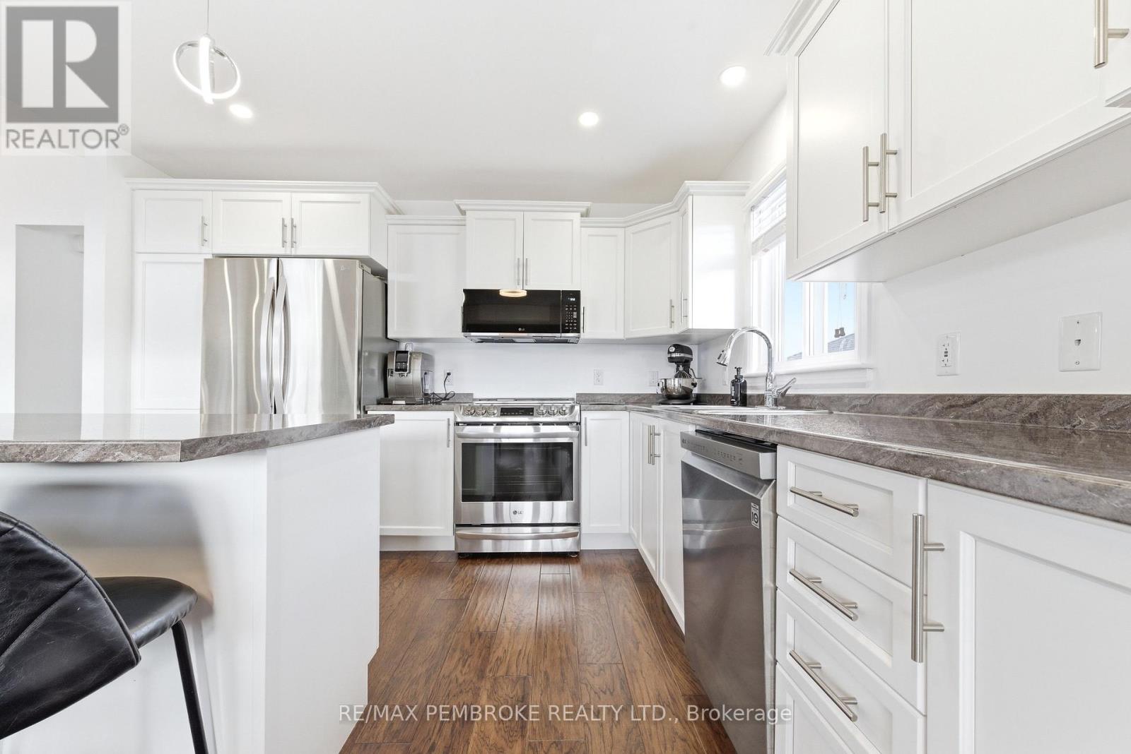 20 Liam Street, Petawawa, Ontario  K8H 0C2 - Photo 9 - X12983096