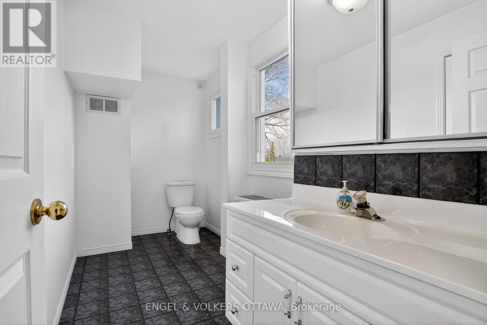 193 Cunningham Avenue S, Ottawa, Ontario K1H 6A7 - Photo 9 - X12983014