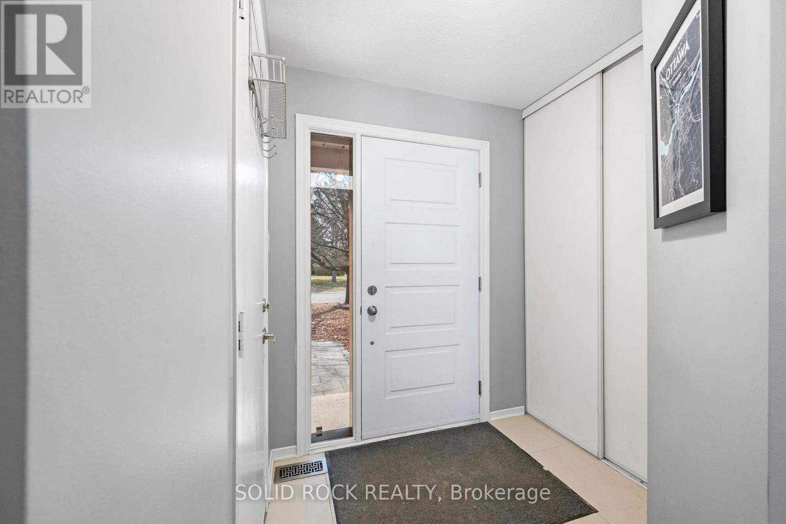 77 Markland Crescent, Ottawa, Ontario  K2G 5Z6 - Photo 4 - X12983268