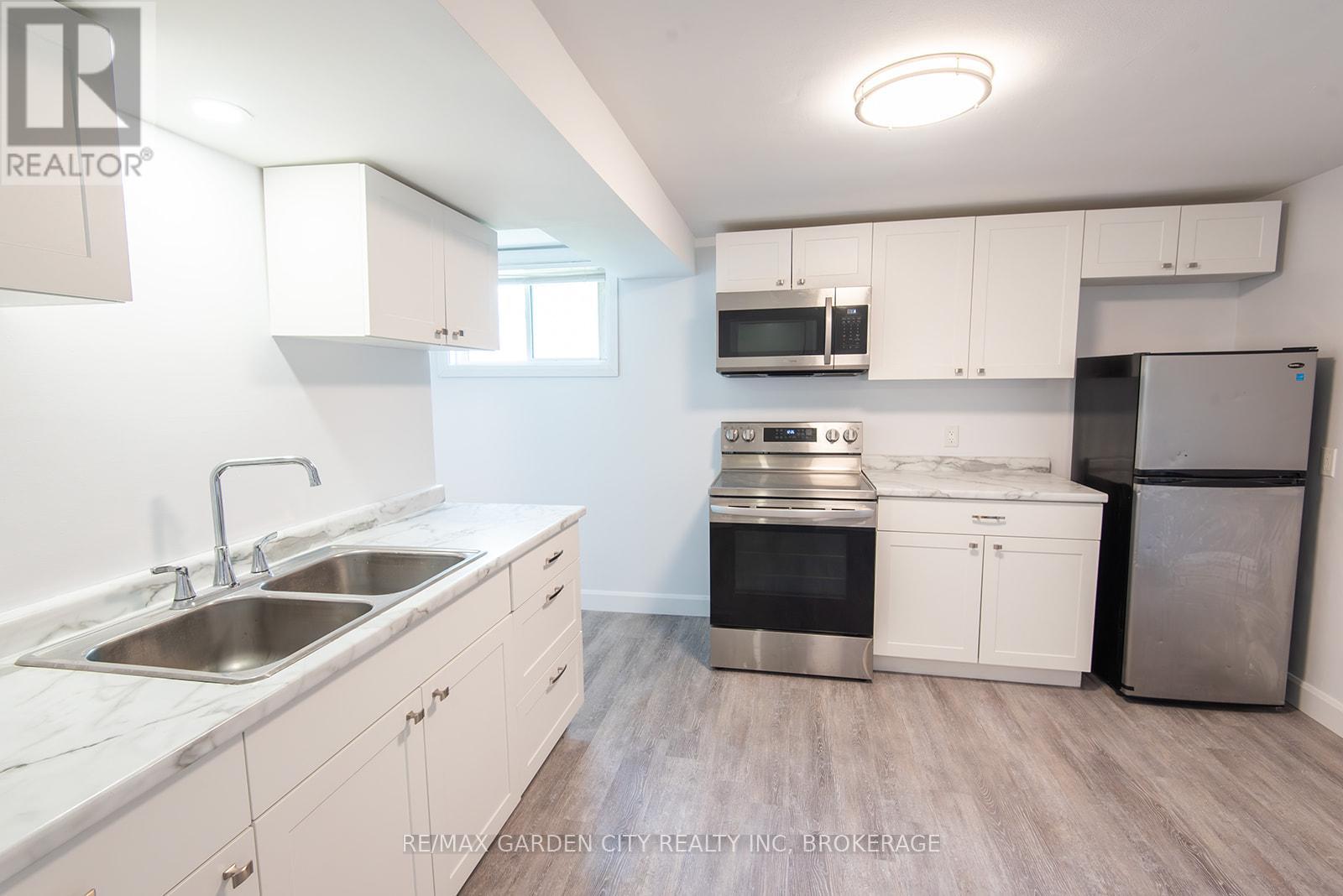 99 Beatrice Street, Welland, Ontario  L3B 2Z2 - Photo 3 - X12983216